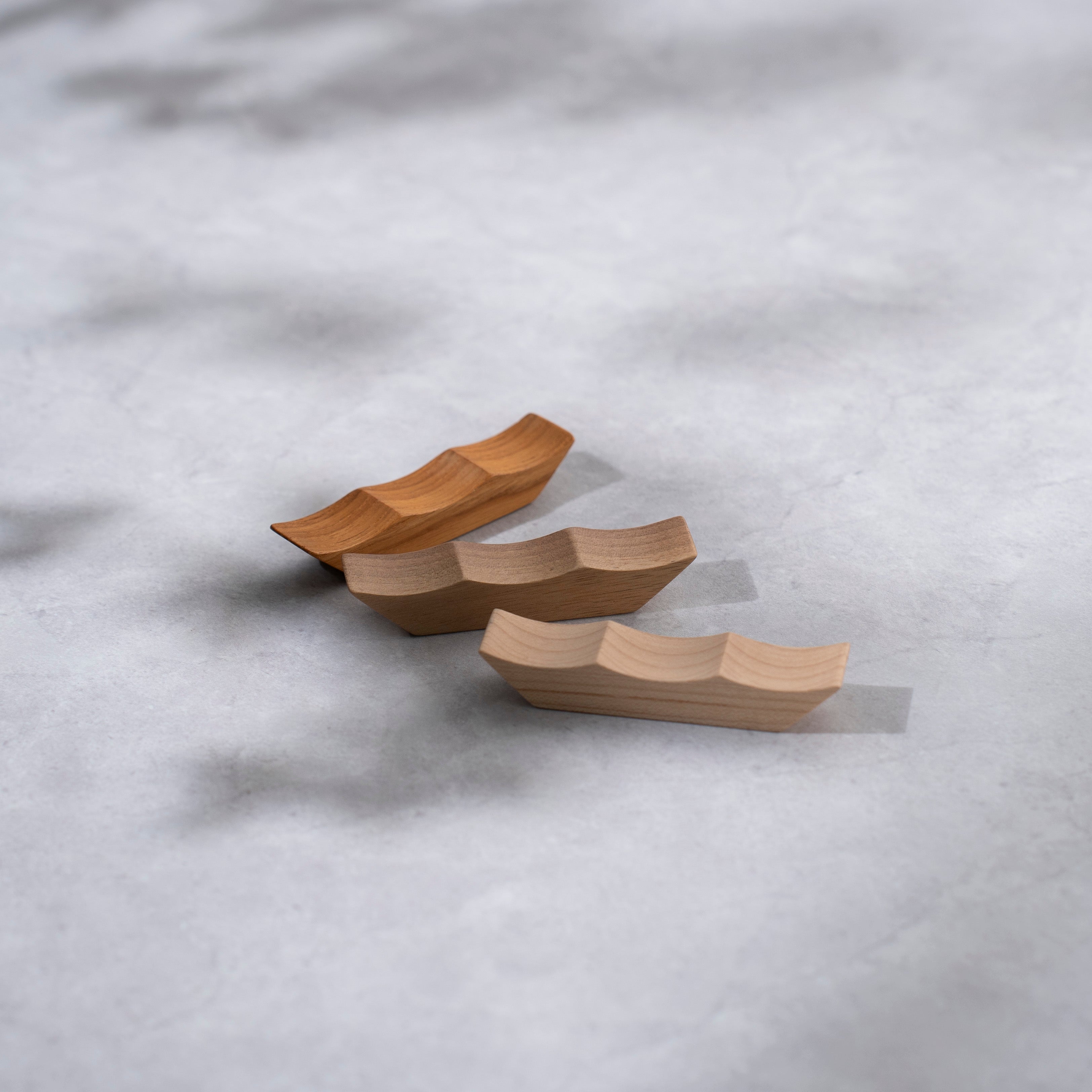 木製カトラリーレスト ウェーブ（ブラウン）