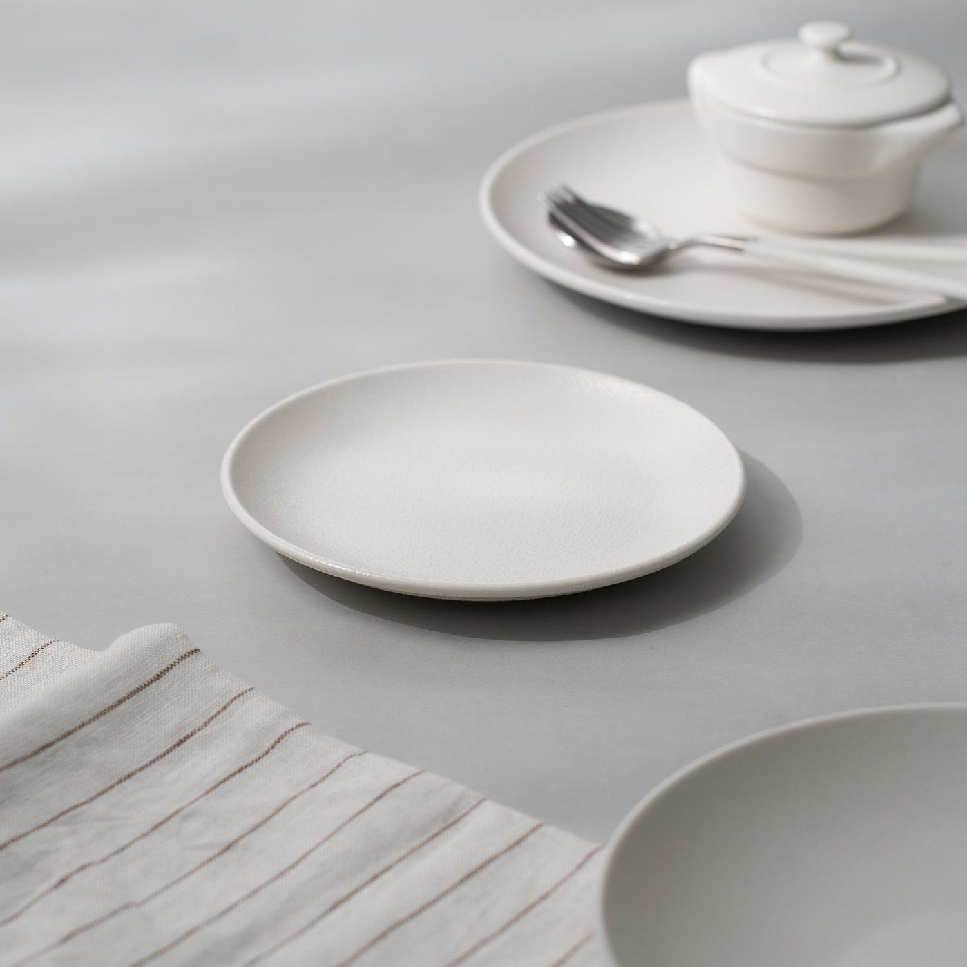 NEOFUSION フラットプレート 18cm ホワイト – 皿・プレート – 一流