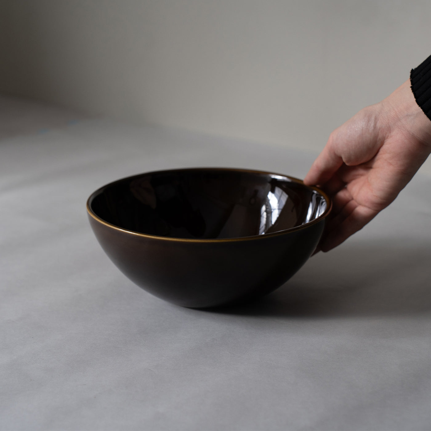 骨董７陶器の丸型ボウル 茶色と黒のグラデーション 陶器の黒茶グラデーションボウル 口径 約17.5cm 高さ 約9.5cm - メルカリ