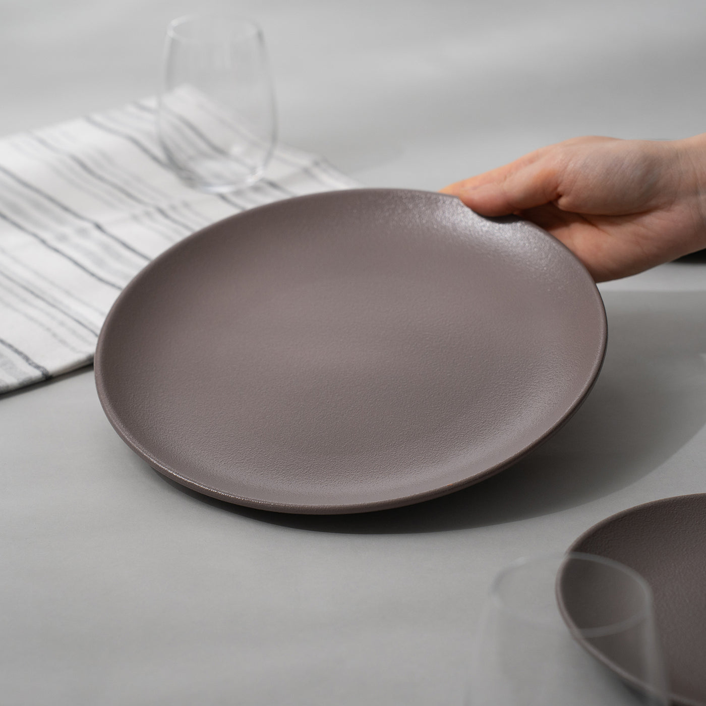 NEOFUSION フラットプレート 24cm ブラウン – 皿・プレート – 一流