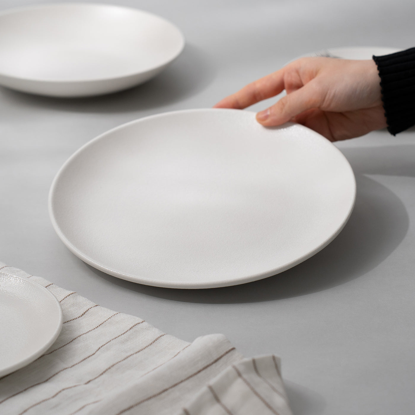 【未使用】  ホワイト レリーフ　1級品　大皿 NEOFUSION フラットプレート 24cm ホワイト – 皿・プレート – 一流