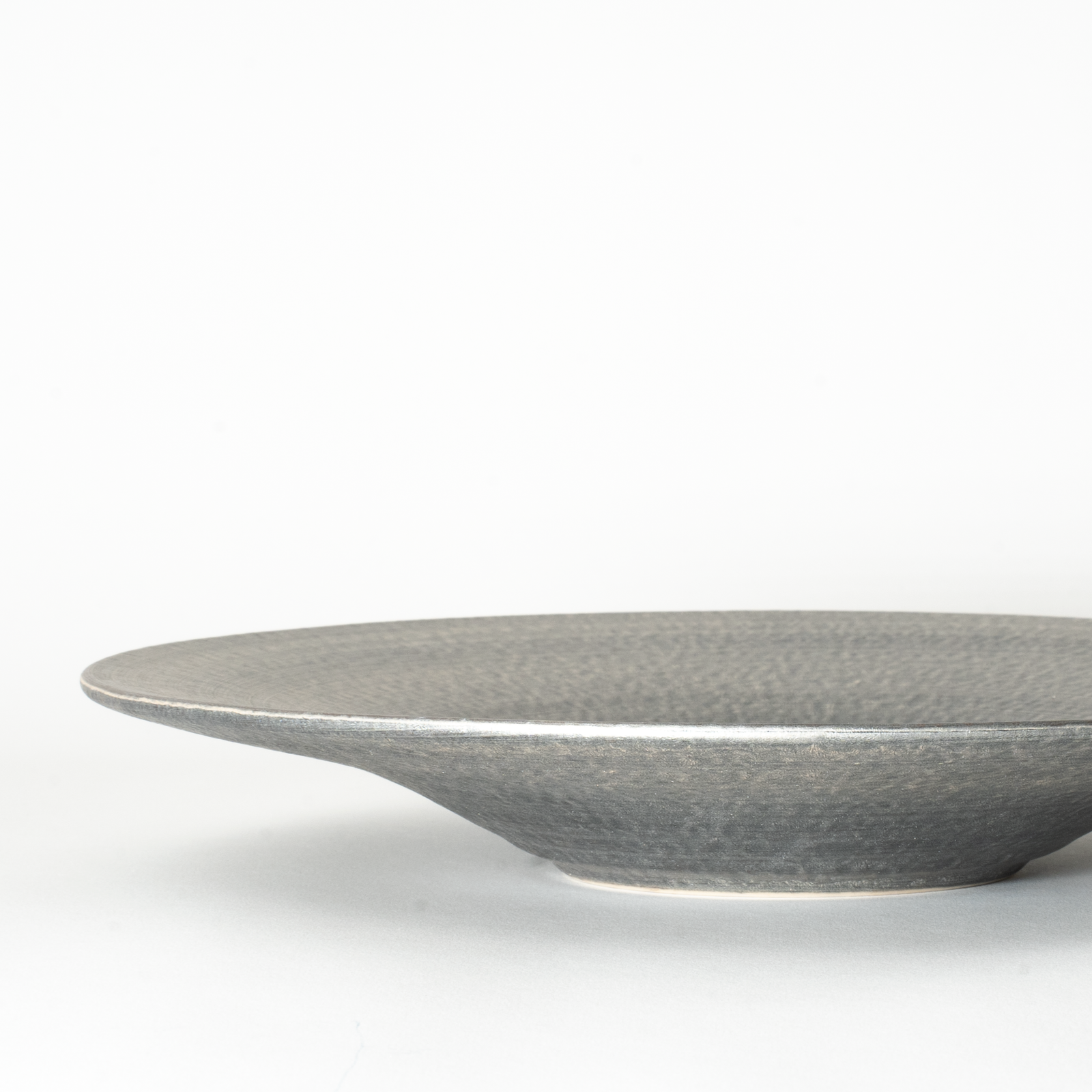 崇雪(shusetsu) ラウンドプレート 26cm(シルバー) – 皿・プレート 崇雪(shusetsu) ラウンドプレート 26cm(シルバー) – 皿・プレート